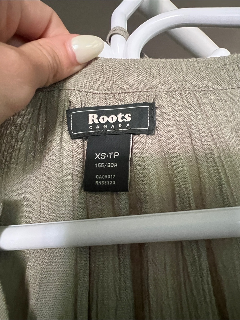 Roots • Women’s XS • Relaxed Fit • V-Neck 3/4 Sleeve Blouse • Sage Green - Picture 2 of 8